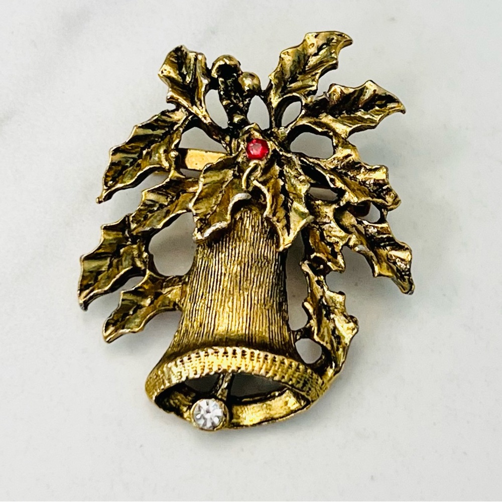 VINTAGE Christmas Bell with Holly Gold Toned Pin